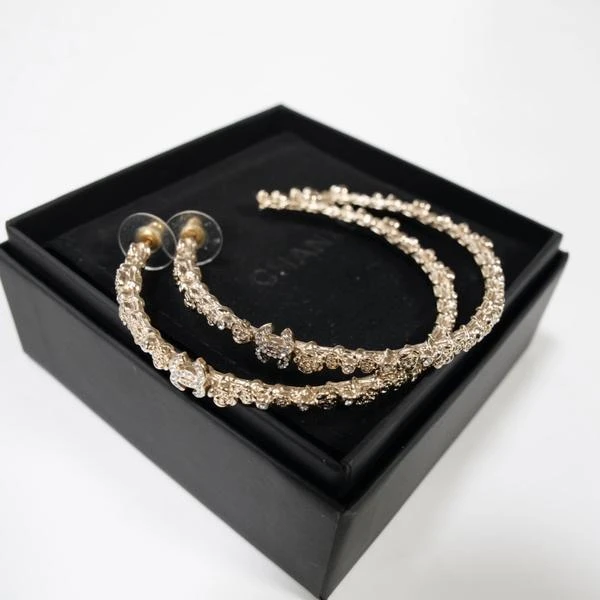 Chanel浮雕花朵大圈圈耳钉