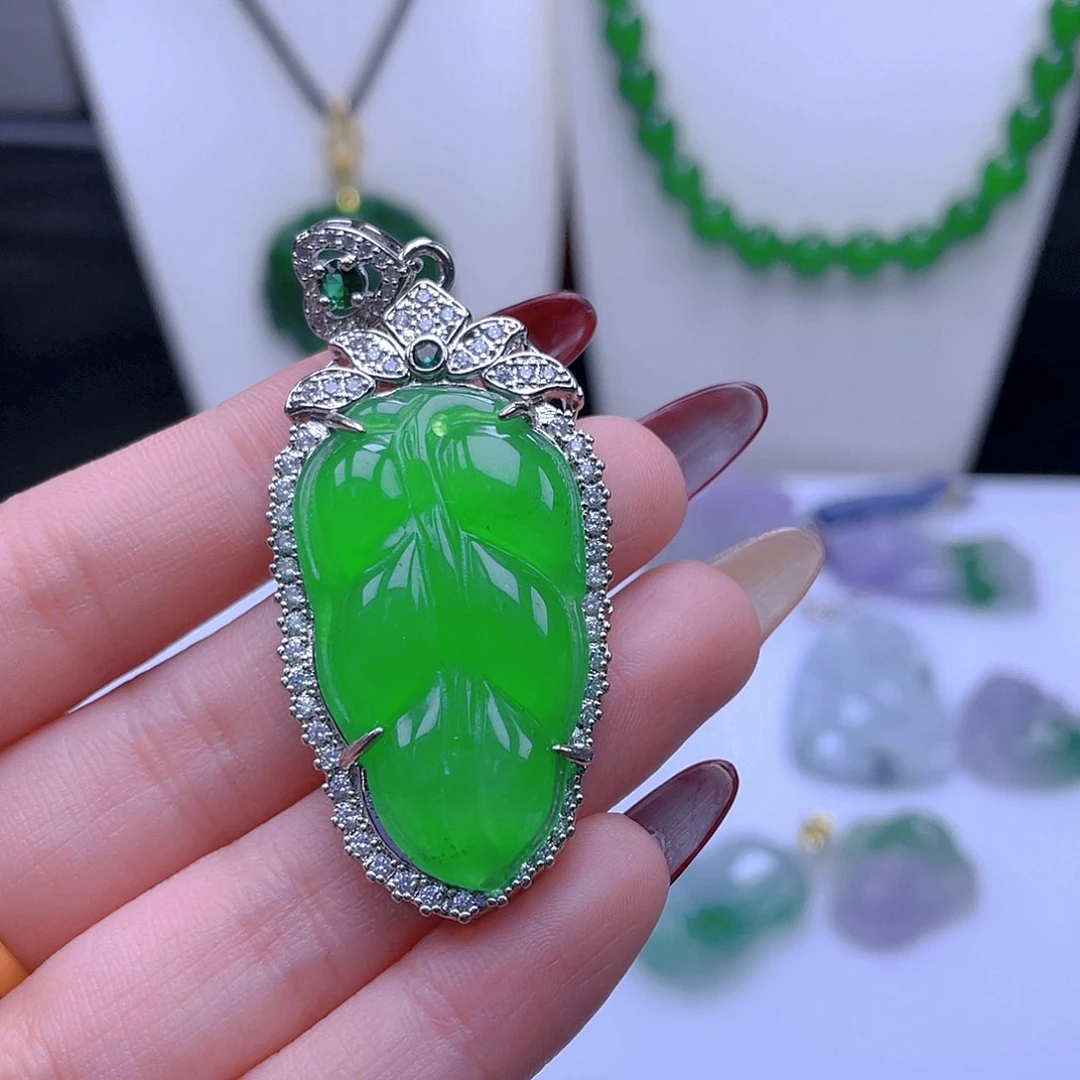 翡翠吊坠(赠链)未镶嵌