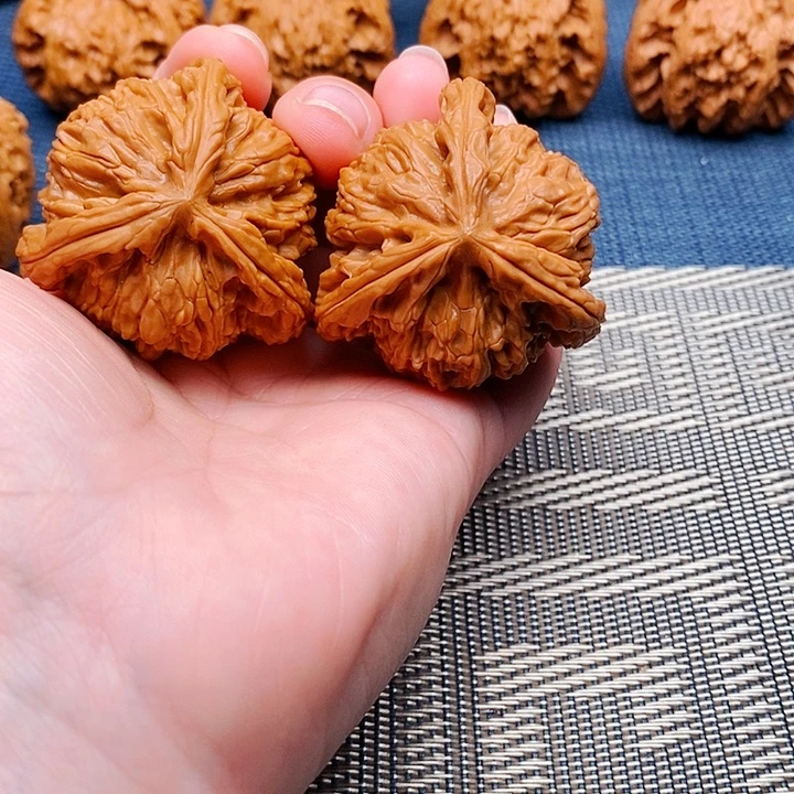 溜***达文玩核桃吊坠三棱