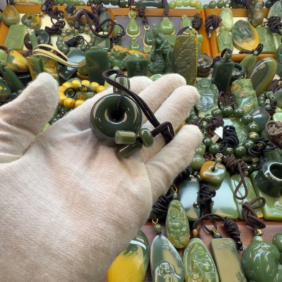 ，***@岫岩老玉（透闪石质玉）未镶嵌颈饰