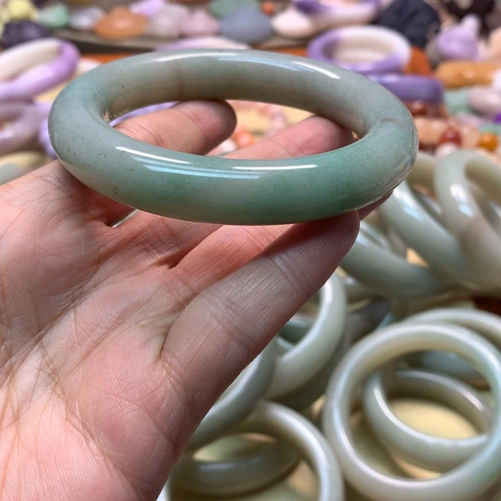 石英岩玉未镶嵌老料绿57圆条瓜皮纹，有红沙