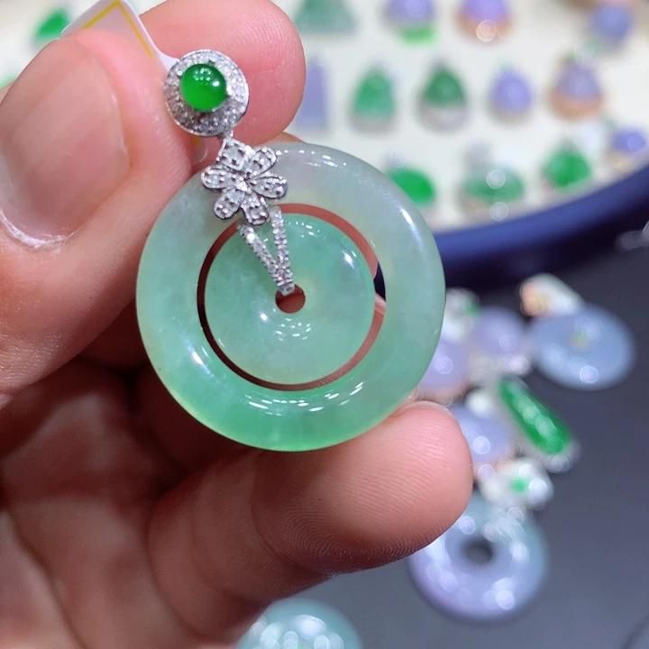 翡翠吊坠(赠链)18K金镶嵌