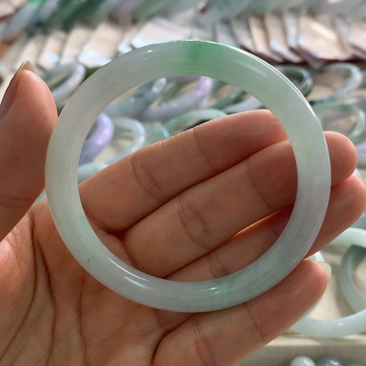 翡翠未镶嵌手镯圆条带色55
