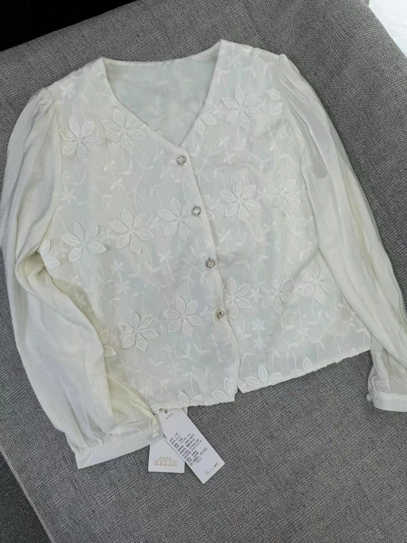 50119秋季v领开扣立体绣花衬衫