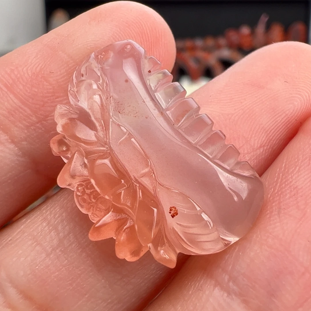 小***祯南红玛瑙未镶嵌颈饰梳子花