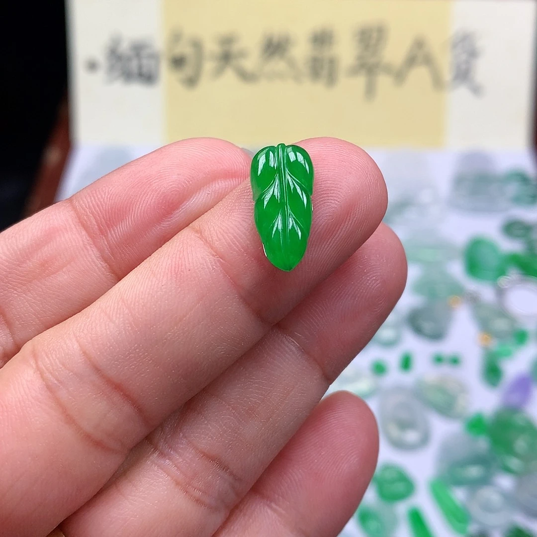 翡翠裸石缅甸天然A货翡翠阳绿叶子