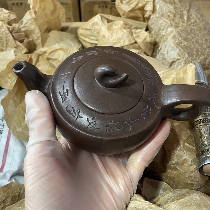 茶壶紫砂原矿泥料，手工制作的一把紫砂壶。