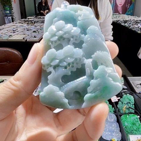 翡翠未镶嵌颈饰一个