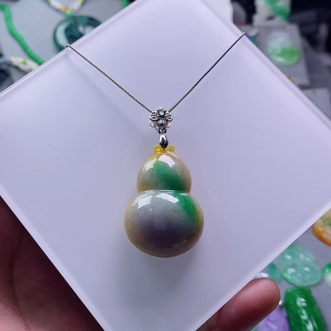 翡翠未镶嵌吊坠(赠链)