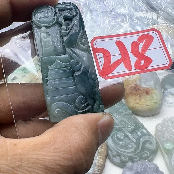 翡翠颈饰未镶嵌小**熙