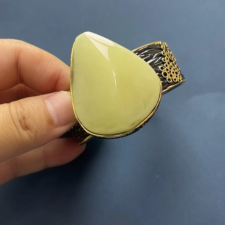 琥珀未镶嵌裸石手镯