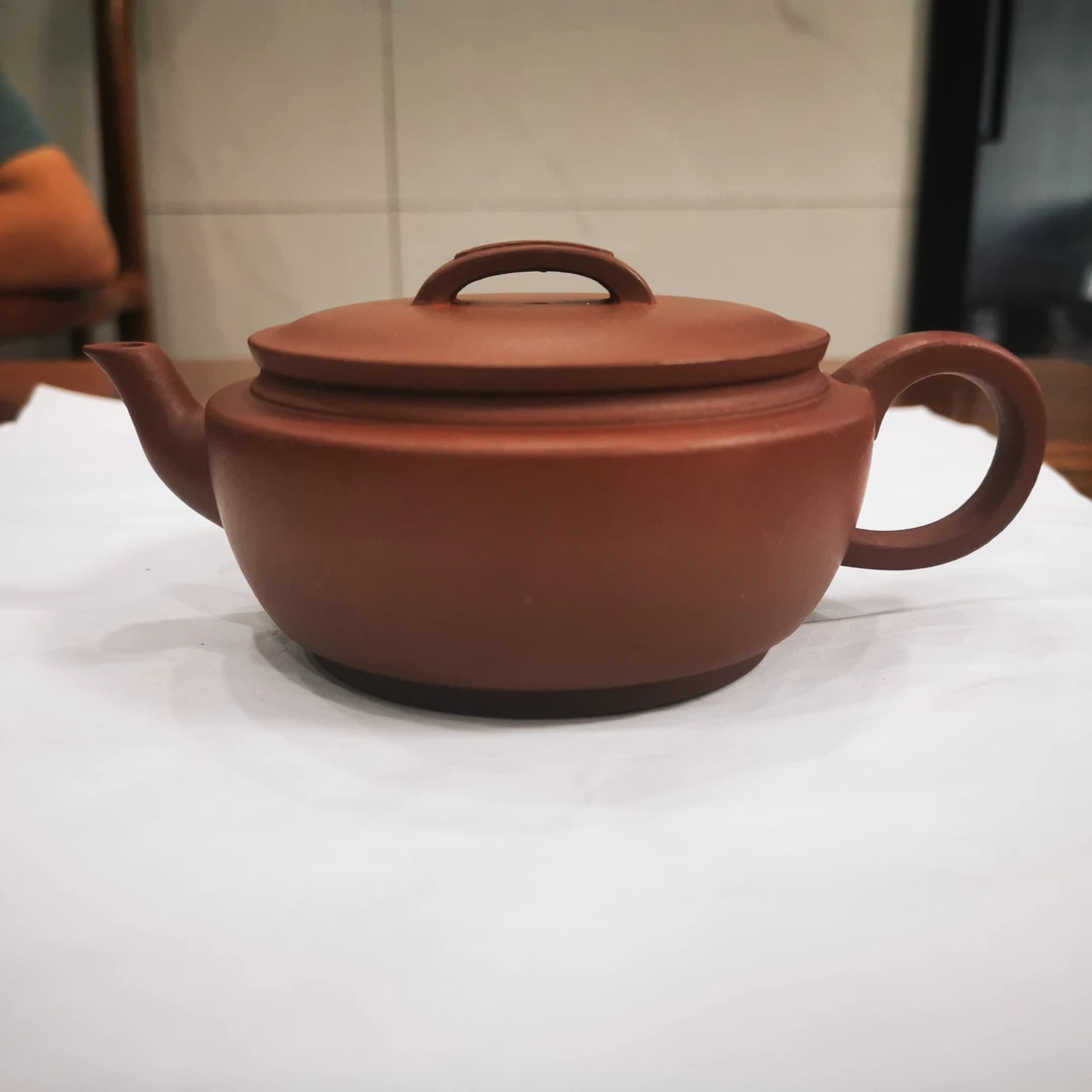大蕴汉瓦壶，器型优美，.线条自然，泥料：原矿清水泥 量:240㏄左右