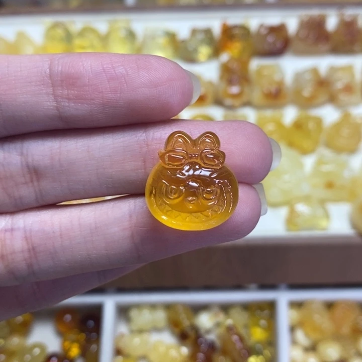 琥珀未镶嵌裸石拉布布