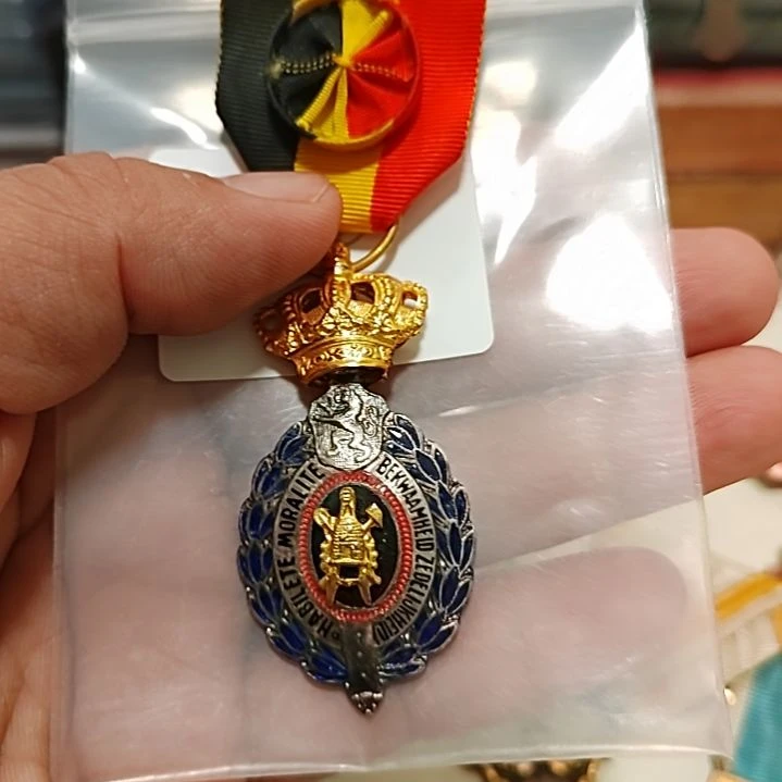 裘***君比利时金级劳工奖章