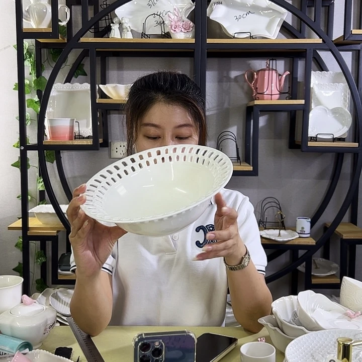 陶瓷镂空大碗一只