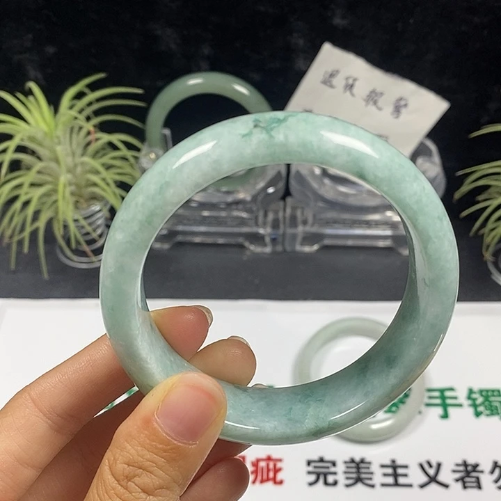 未镶嵌手镯翡翠70号。 58圈