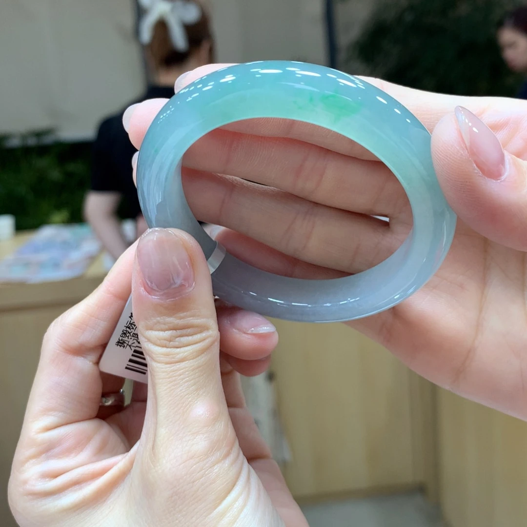 翡翠手镯未镶嵌不退不换