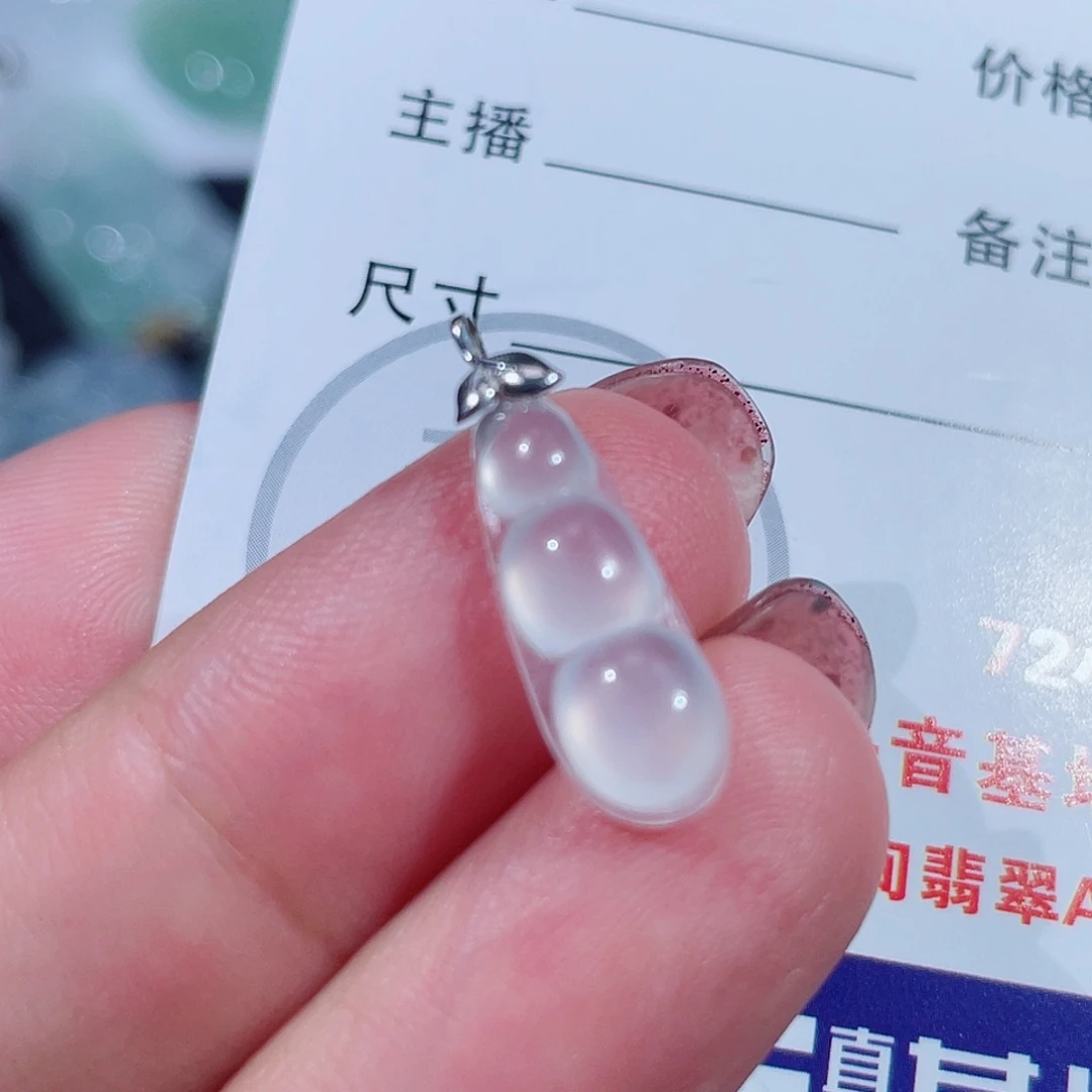 翡翠未镶嵌颈饰豆子
