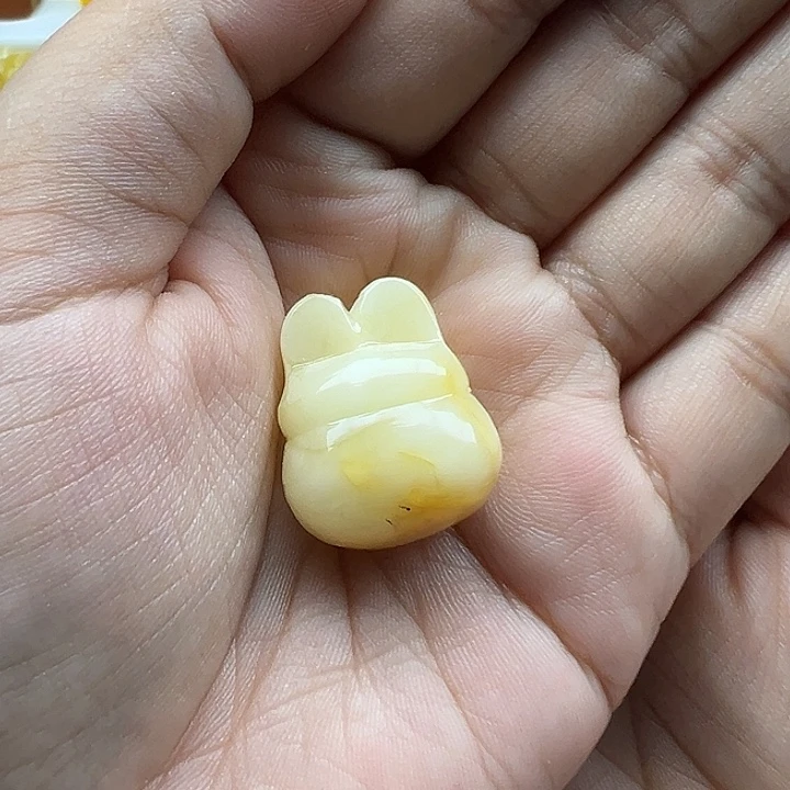 琥珀未镶嵌珠宝奇石小兔头打孔不退换