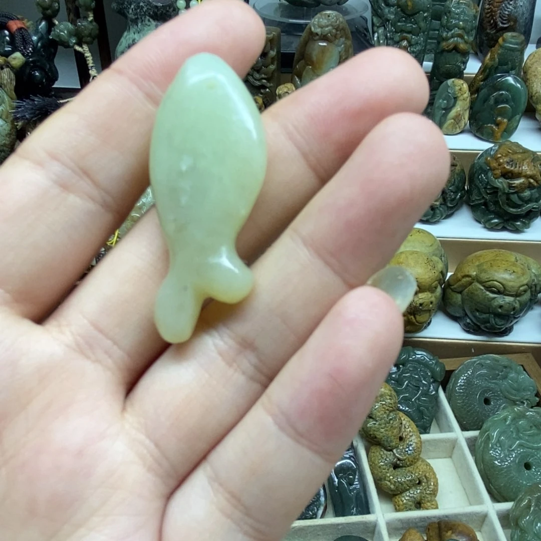 未镶嵌岫岩老玉（透闪石质玉）把件