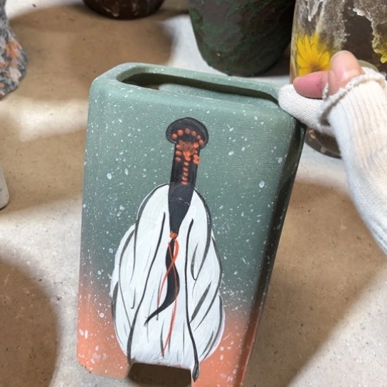 罐默认微瑕，有孔编号18-223