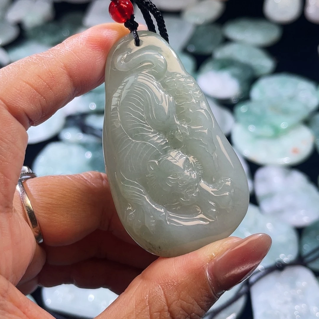 翡翠未镶嵌颈饰虎牌