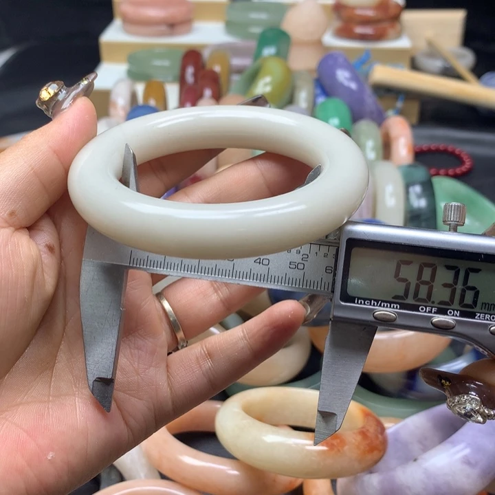 未镶嵌手镯石英质玉