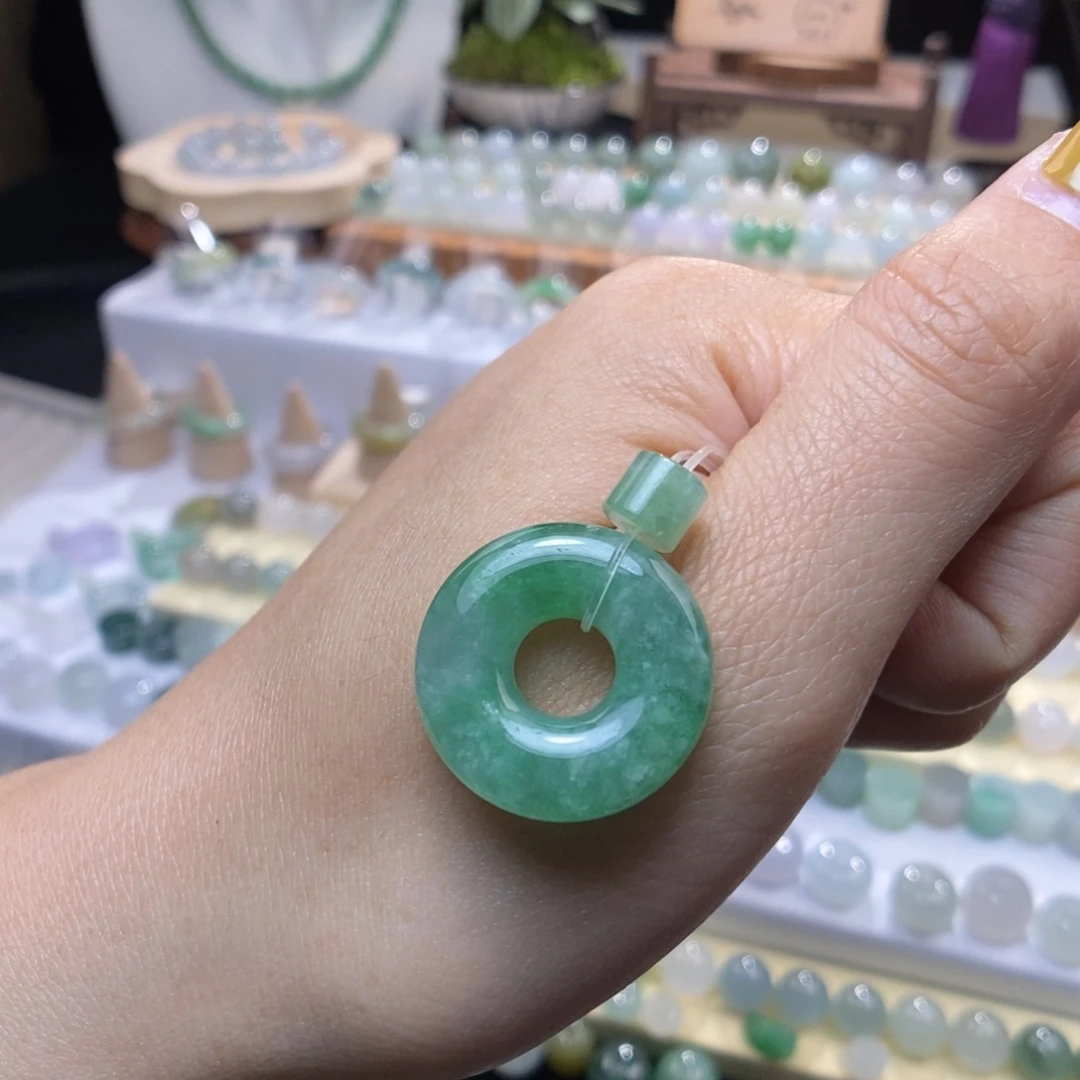 翡翠未镶嵌颈饰满绿