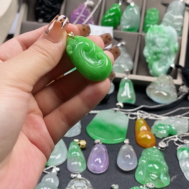 翡翠未镶嵌颈饰如意