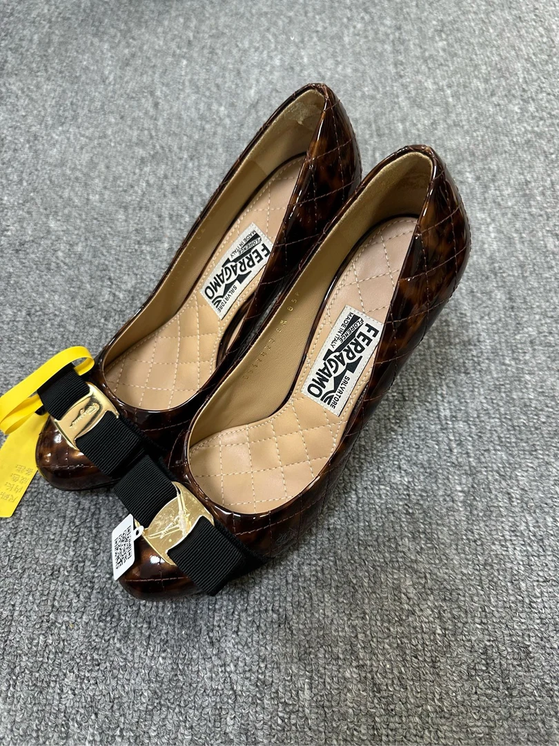 95新 FERRAGAMO/菲拉格慕 （有盒）Vara圆头粗跟高跟鞋 36码/10129