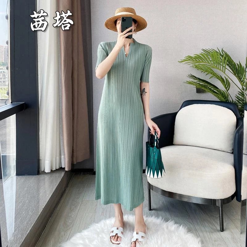时尚百搭褶皱连衣裙短袖夏2025新款宽松显瘦百搭打底V领高端气质