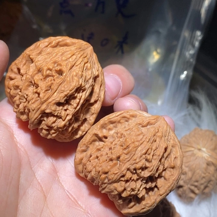 英***呀吊坠文玩核桃兜边南疆石