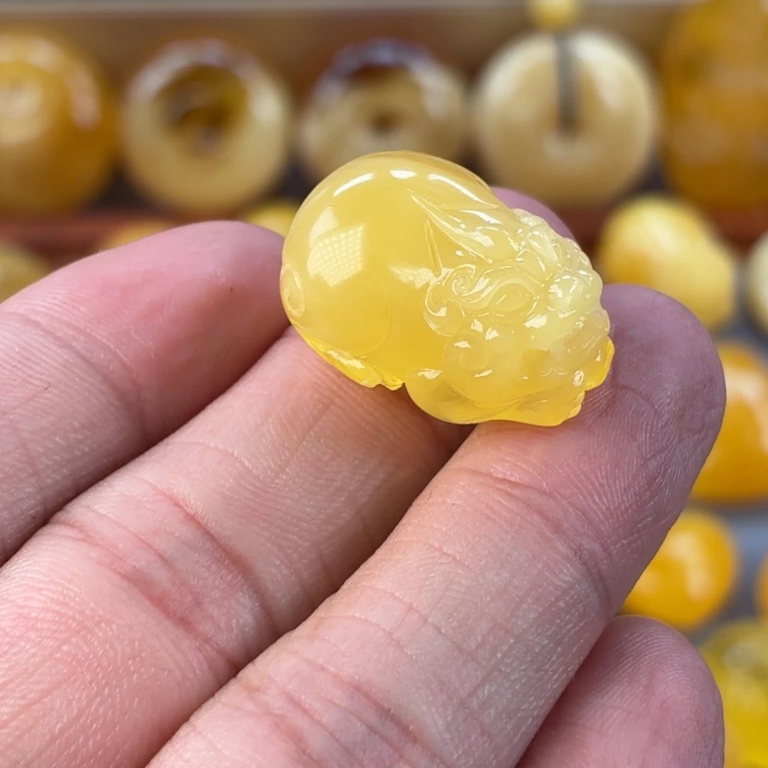 栗***子琥珀未镶嵌珠宝奇石貔貅