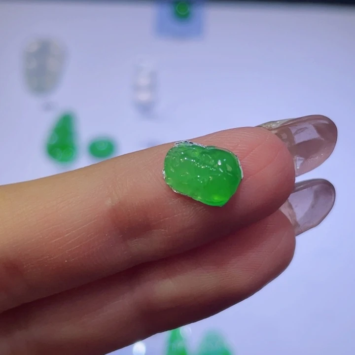 翡翠未镶嵌颈饰裸石