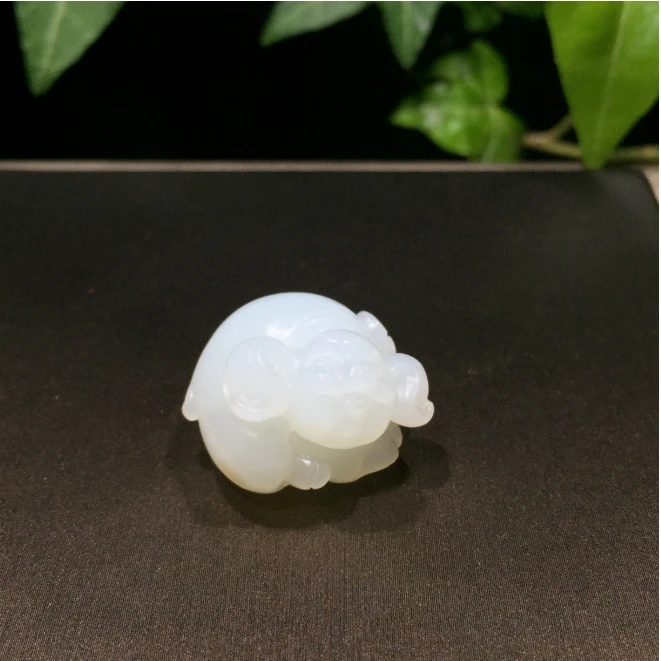 新疆和田白玉福猪，雕工饱满 憨态可掬，招财福猪