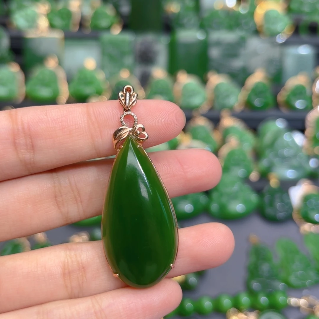 颈饰18K金镶嵌和田玉（碧玉）