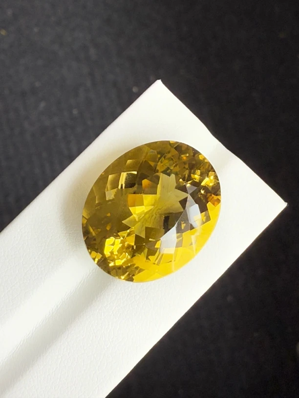 33.95ct天然黄水晶裸石，尺寸23.5*19.2*13.8mm，颜色美艳 ，晶体好
