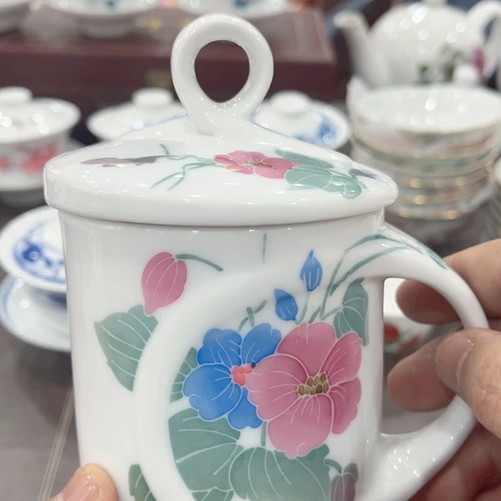 壶釉下五彩的瓷器和