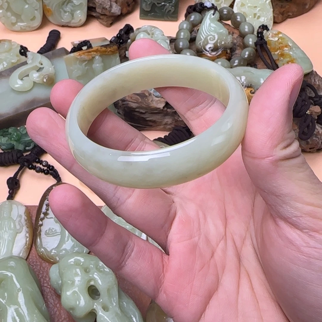 纳***峰岫岩老玉（透闪石质玉）未镶嵌颈饰61手镯