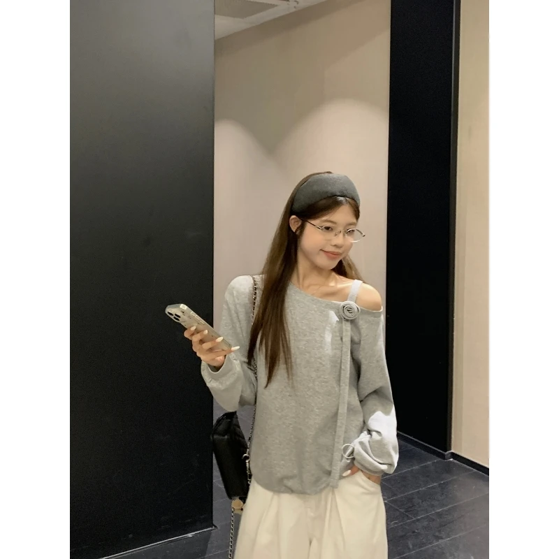 乌77慵懒感玫瑰花朵系带斜肩卫衣女通勤百搭收腰显瘦宽松上衣秋季