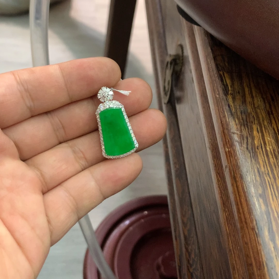 颈饰18K金镶嵌翡翠高*?