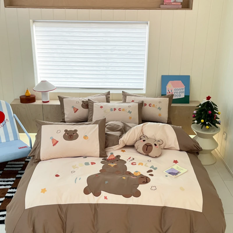 BB 1035 新款A类全棉加密水洗棉贴布绣大拼角四件套 卡皮巴拉-咖