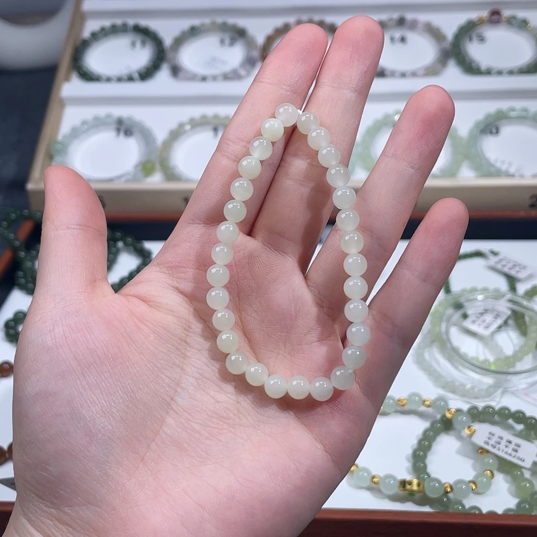 雅***惠和田玉未镶嵌手链