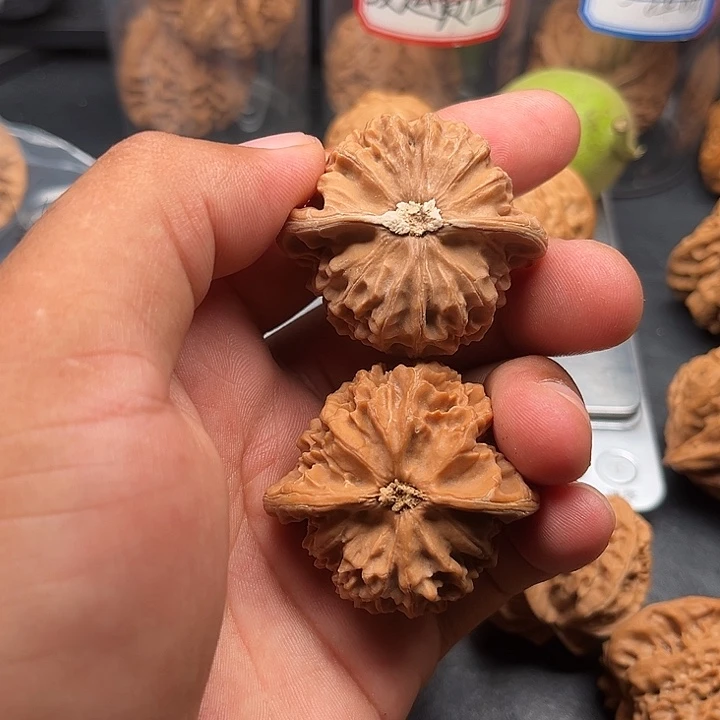 文玩核桃把件宫灯