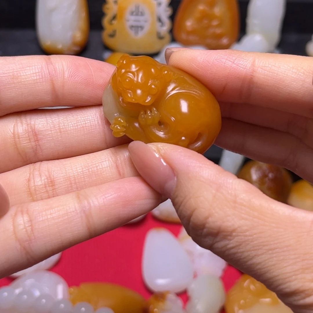 和田玉颈饰未镶嵌国**.