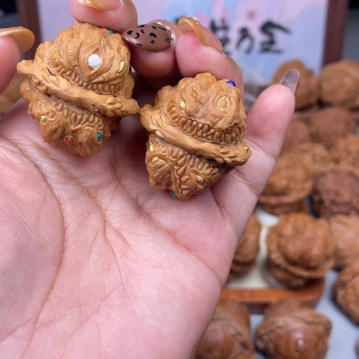 s***s文玩核桃吊坠蛤蟆头雕刻的金蟾