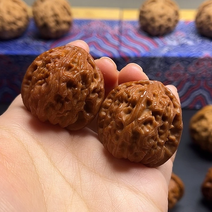 文玩核桃吊坠白狮子