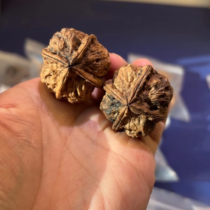 文玩核桃吊坠飘雪四棱