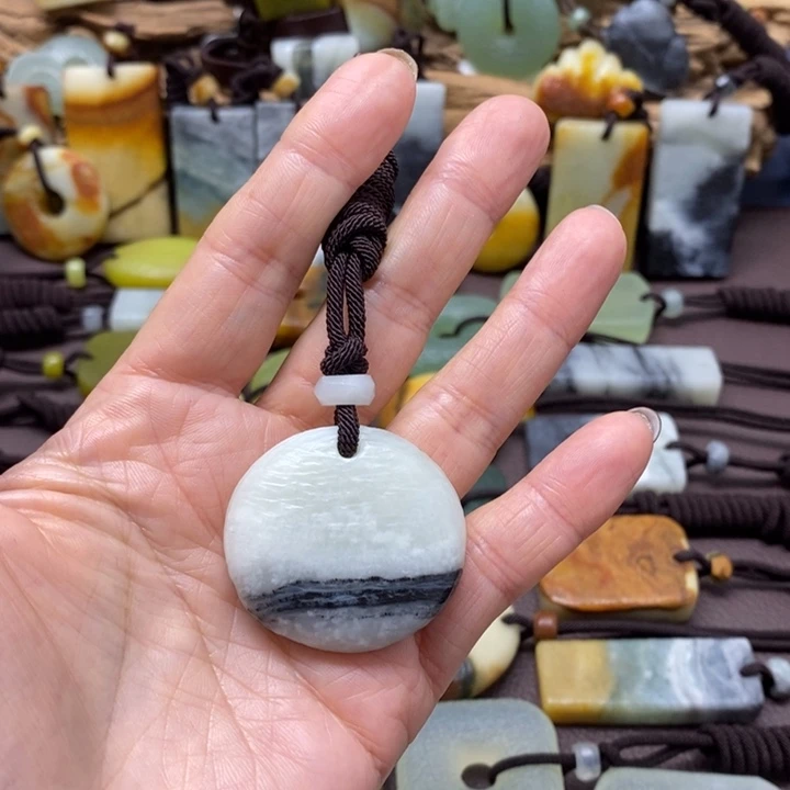 清***月蛇纹石玉未镶嵌颈饰