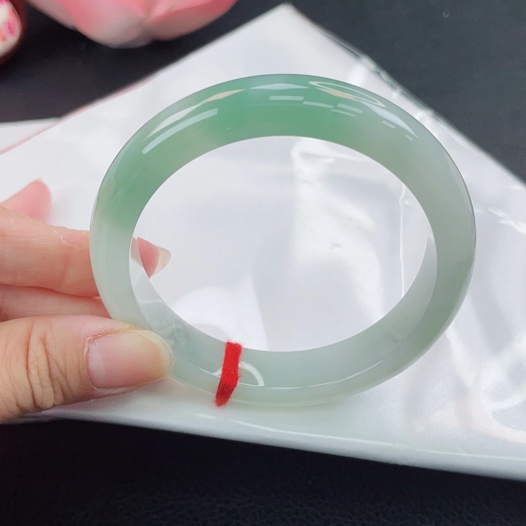 翡翠未镶嵌手镯嫩阳绿